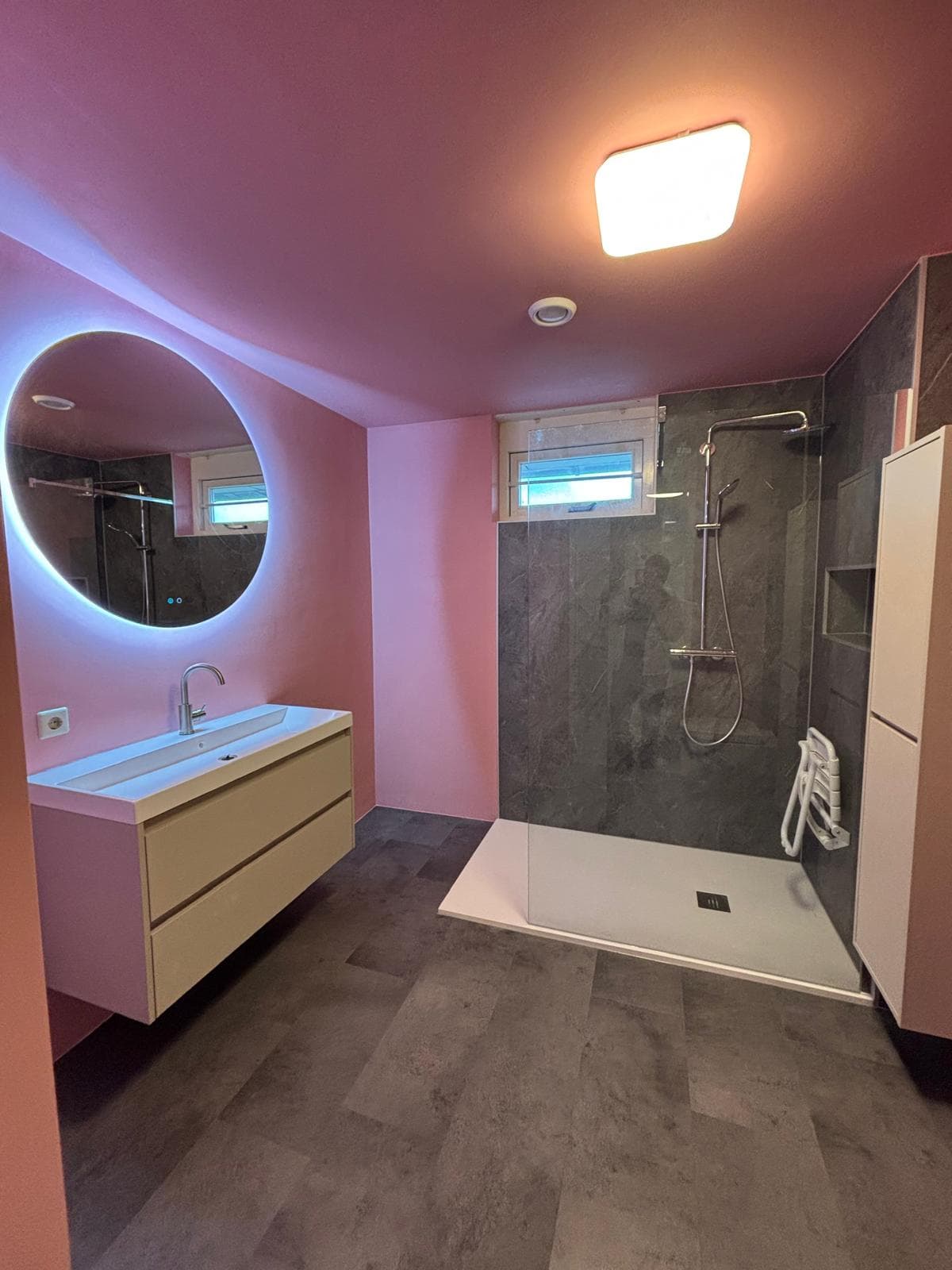 Gerenoveerde badkamer met inloopdouche en ronde spiegel